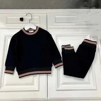 Осенний новый высококачественный повседневный комплект 2023 года, черный полосатый свитер + брюки, комплект из двух предметов для мальчиков и девочек, модный бренд для улицы